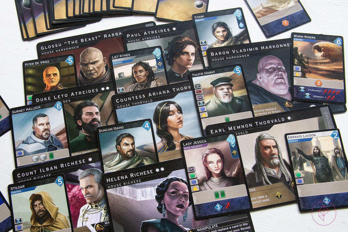 Le carte dei giocatori grandi, che fungono da sideboard durante il gioco, si intrecciano con i personaggi degli altri mazzi di carte forniti con Dune: Imperium.