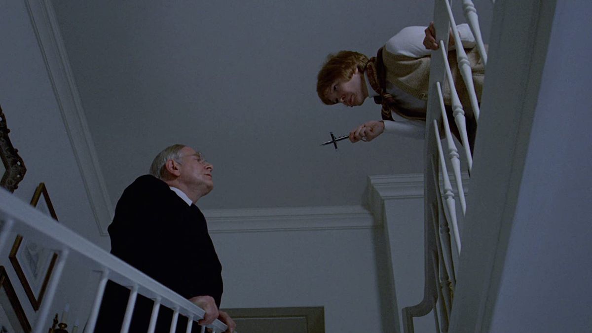 Ellen Burstyn brandisce un crocifisso a Rudolf Schündler in uno screenshot da The Exorcist