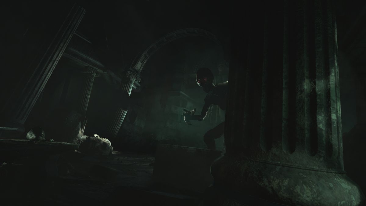 Una creatura appare nell'oscurità in uno screenshot di Amnesia: Rebirth