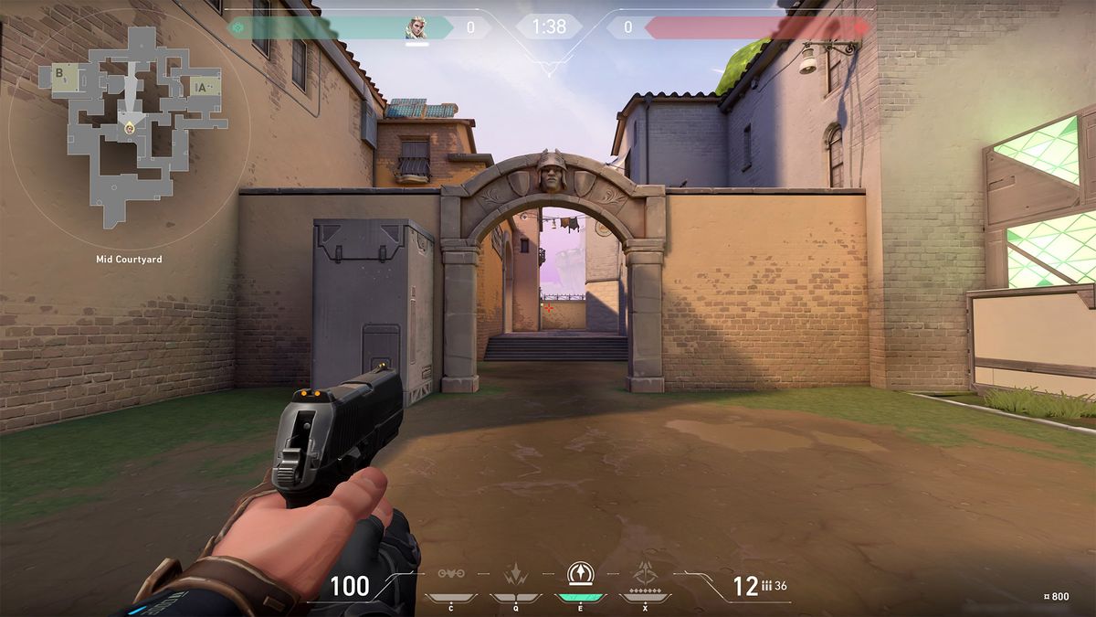 Un giocatore con in mano una pistola in Valorant