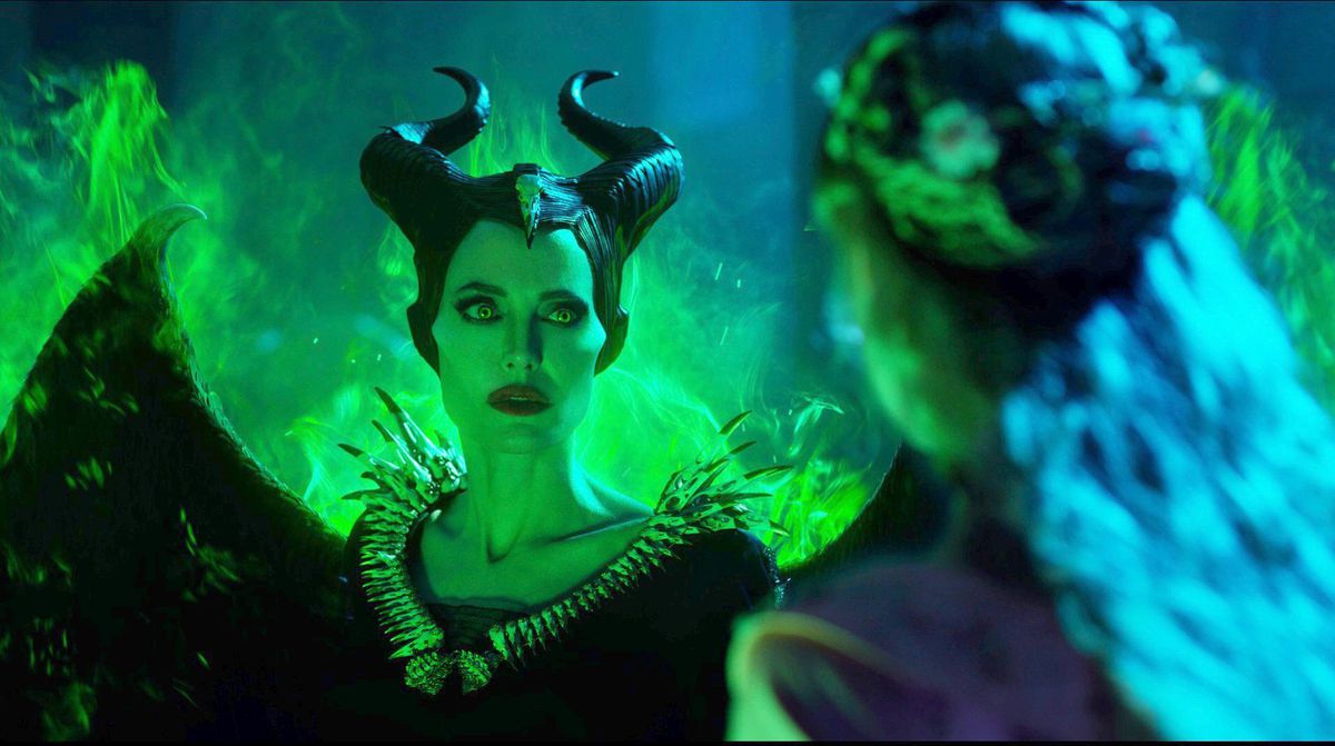 Avvolta dal fuoco verde, Malefica (Jolie) sembra diffidente.