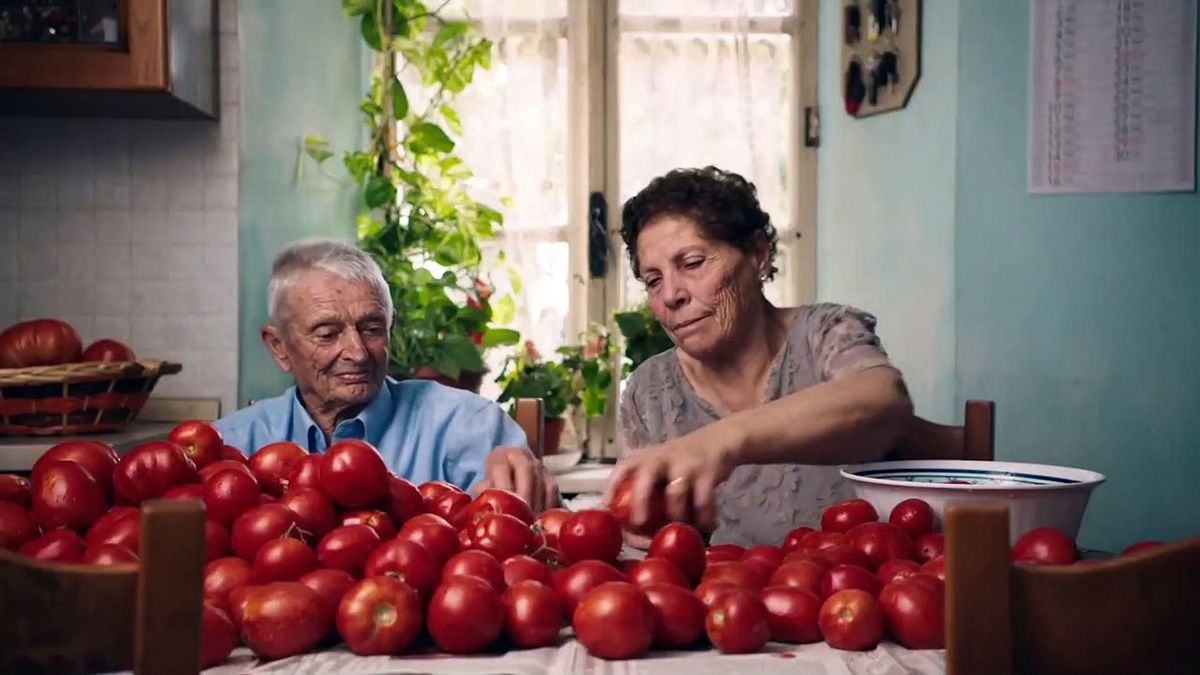 un paio guarda un mucchio di verdure