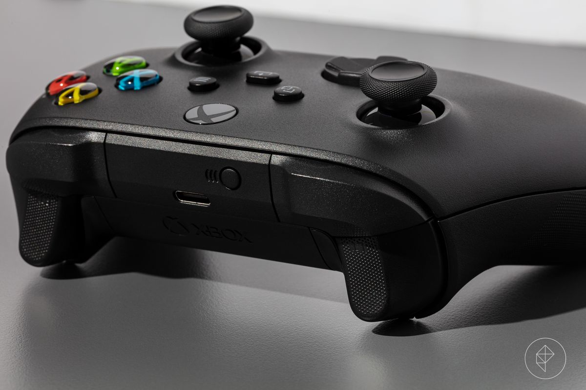 Console per videogiochi Xbox Series X fotografata su uno sfondo grigio scuro