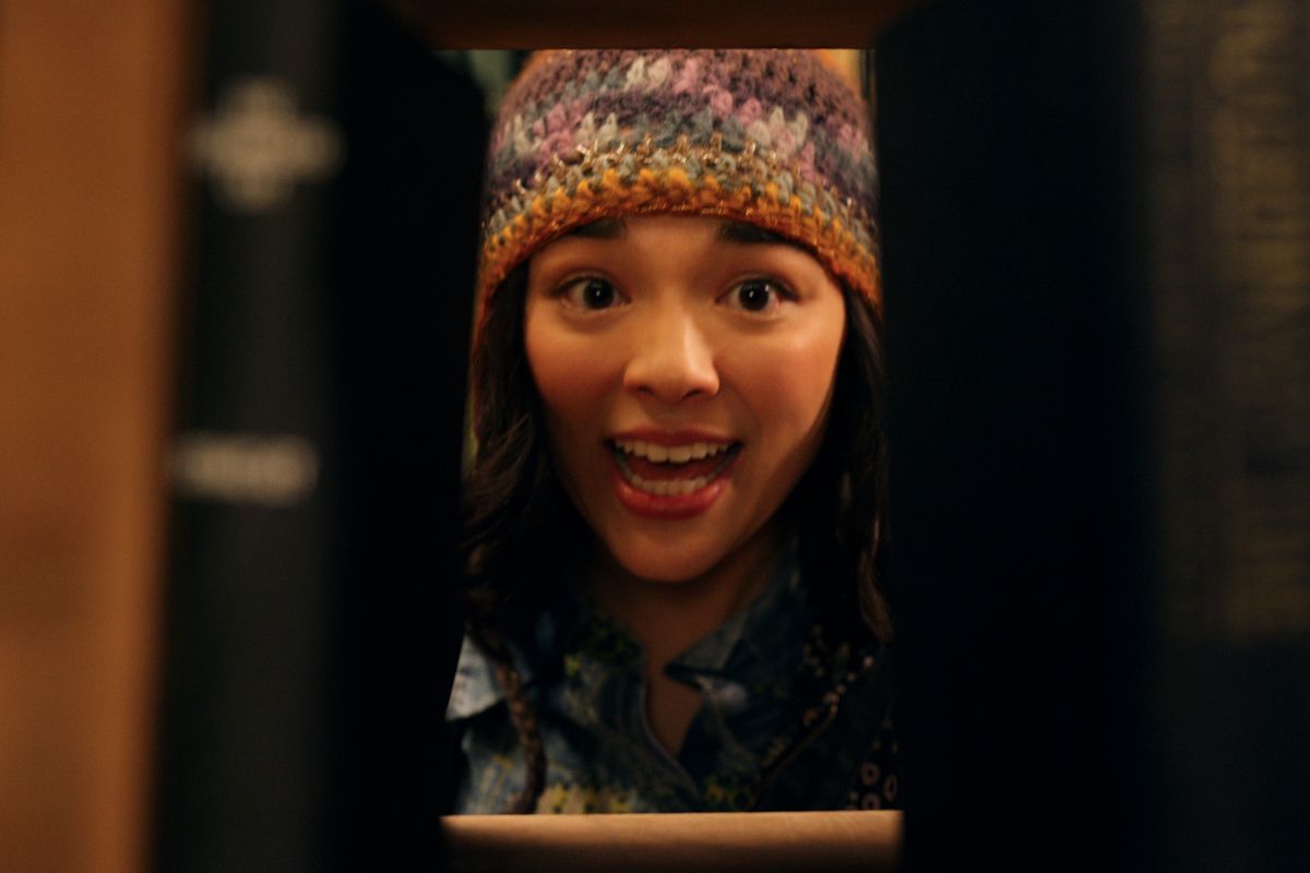 giglio che ripone un libro su uno scaffale