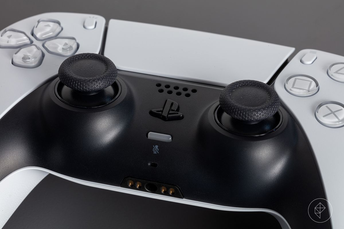 Primo piano delle levette analogiche su un controller PS5