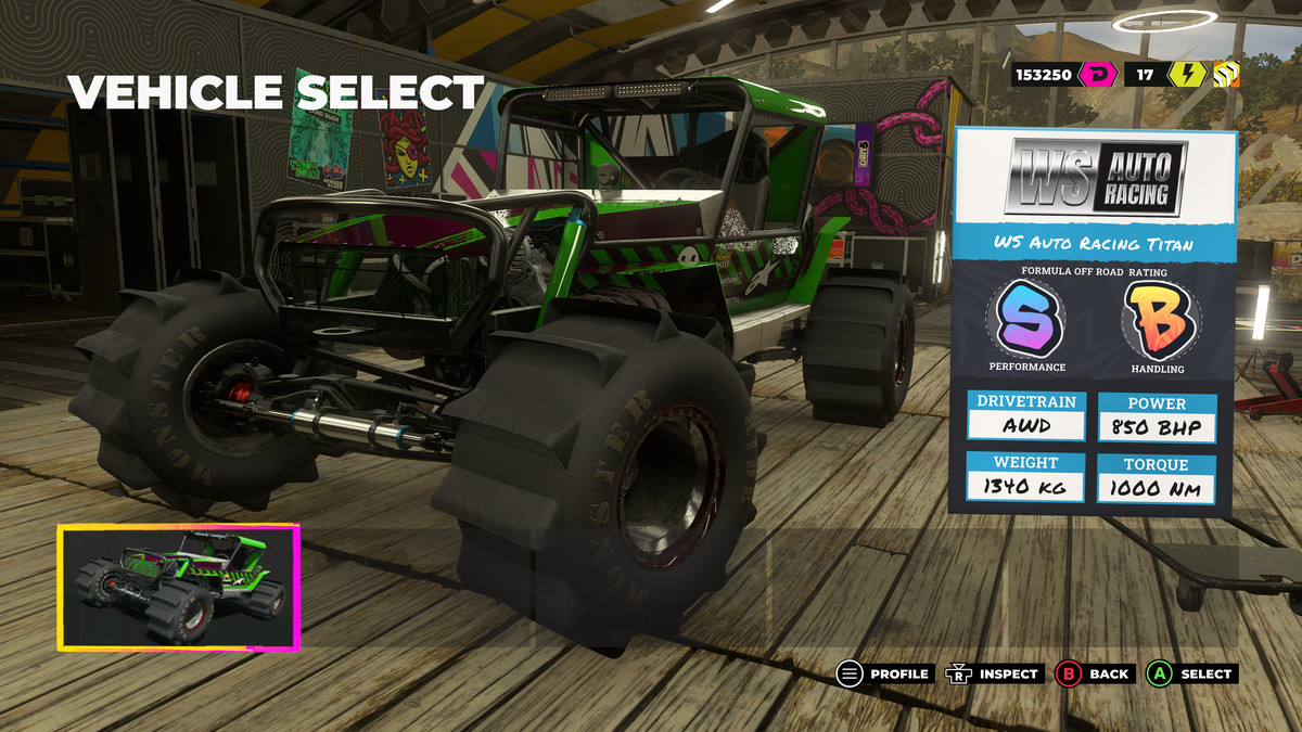 Scatto di selezione del veicolo dello strano WS Auto Racing Titan, che ha grandi pneumatici artigliati e una cabina che sembra un bulldozer.