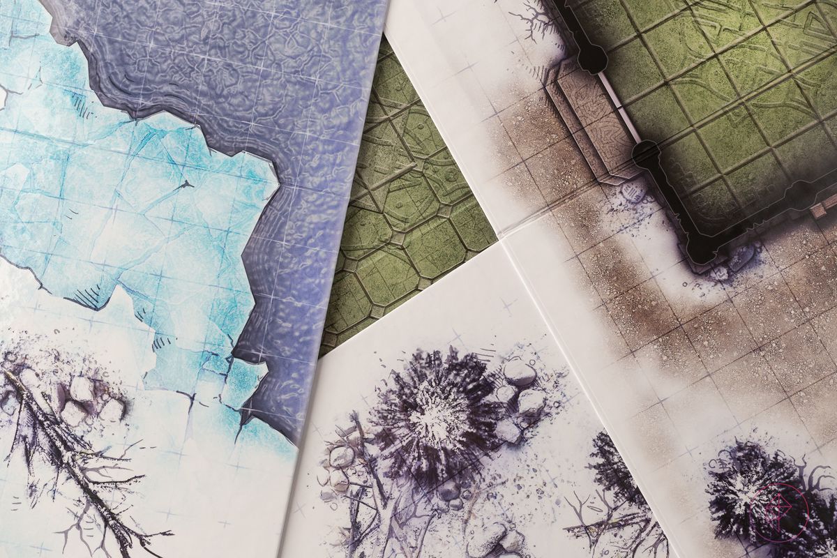 Ghiaccio, neve, acque gelide e l'interno di una casa di tronchi in stile nordico su supporti bianchi lucidi.