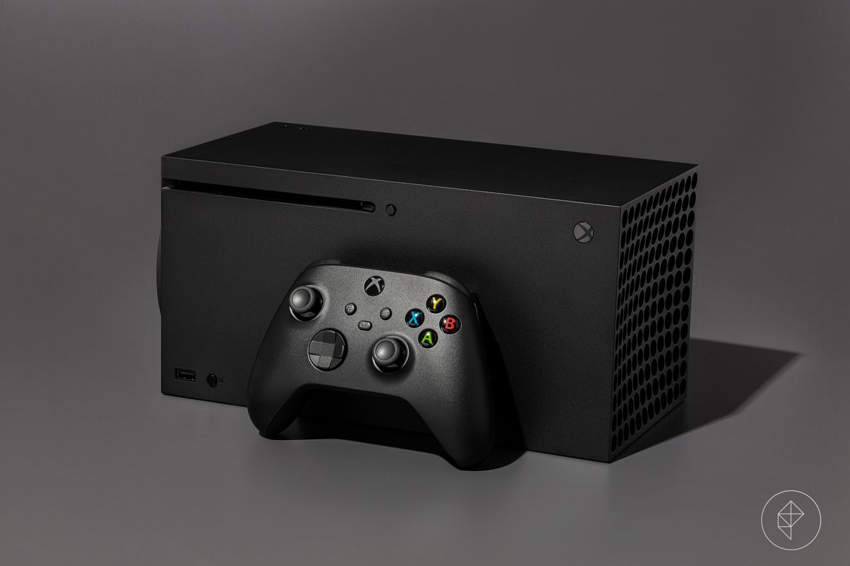 Console per videogiochi Xbox-X fotografata su uno sfondo grigio scuro