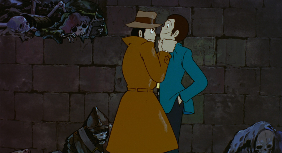 L'ispettore dell'Interpol Zenigata tiene il maestro ladro Lupin III per i risvolti in una cripta piena di scheletri nel Castello di Cagliostro