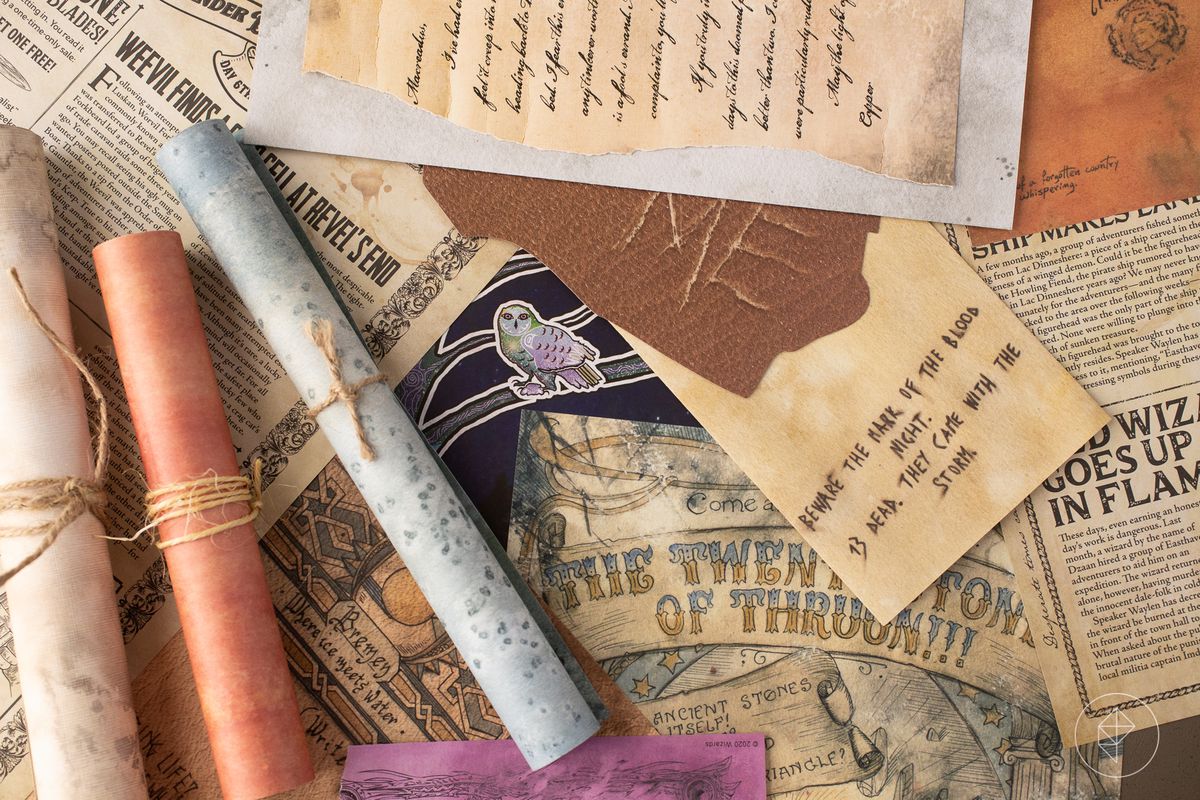 Una selezione di appunti e dispense in diversi stili e colori, alcuni legati con spago.