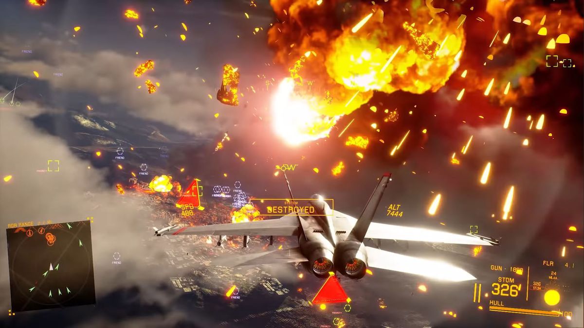 Un F / A-18 che vola basso durante una corsa mitragliatrice.