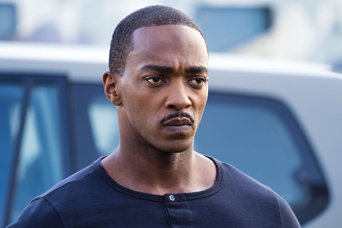 Anthony Mackie sembra super bello e stoico fuori dal filo