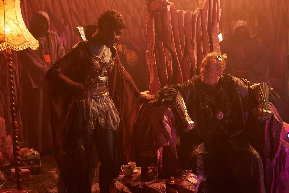 Villain Revengor e la sua spalla Shee condividono un momento gioioso mentre si siede sul suo trono in Max Cloud