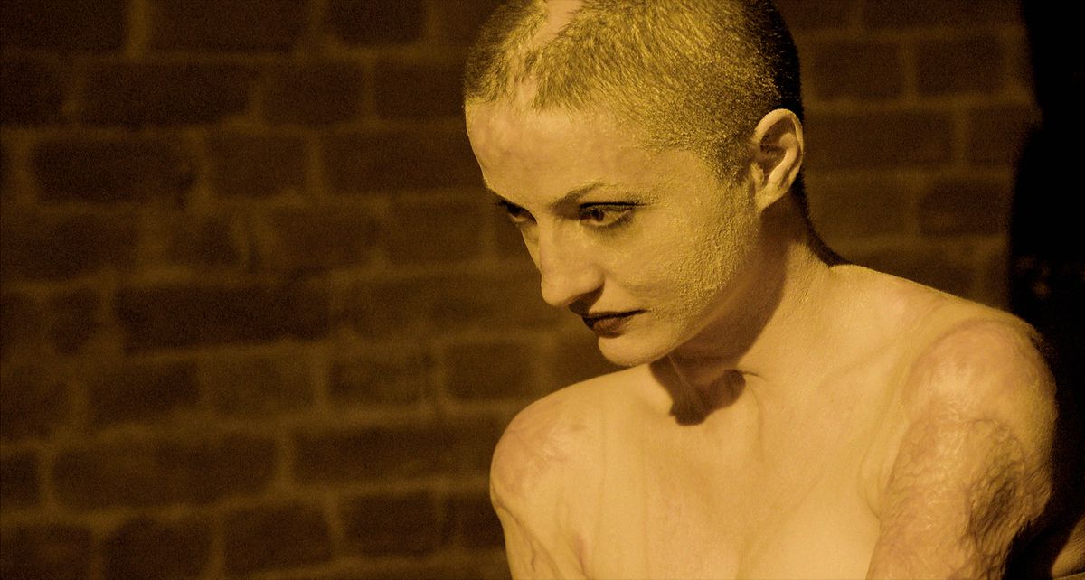 Tedy Ursuleanu in vernice dorata per il corpo in Collective