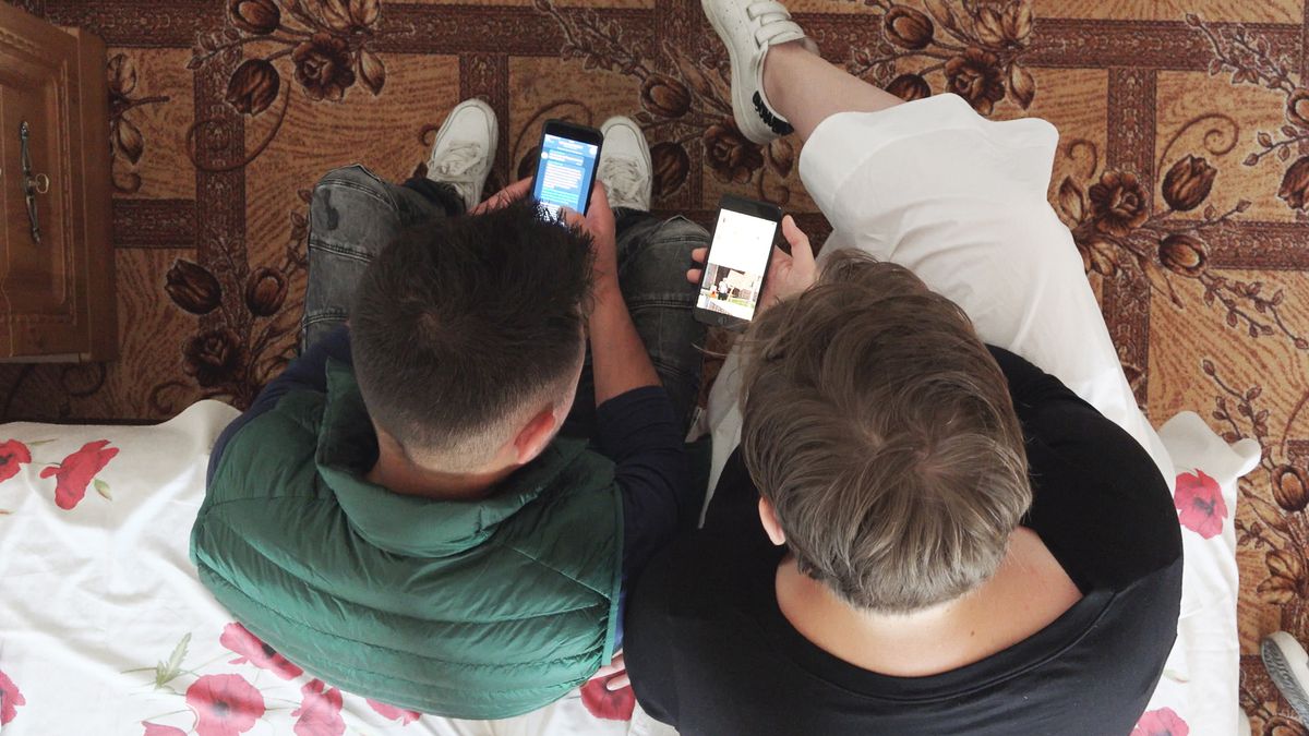 Due persone viste dall'alto, confrontando le informazioni sui loro telefoni