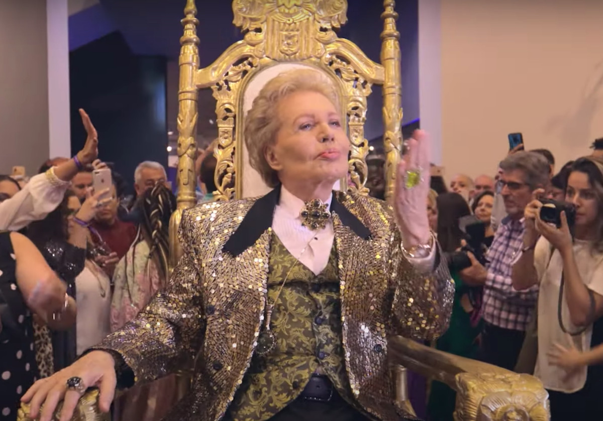 Walter Mercado seduto su un trono in Mucho Mucho Amor