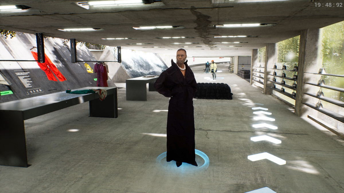 Persona in negozio che indossa un abito nero lungo