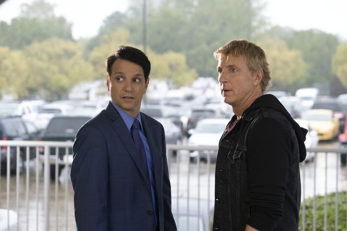 Johnny (William Zabka) e Daniel (Ralph Macchio) guardano qualcosa sotto shock fuori campo