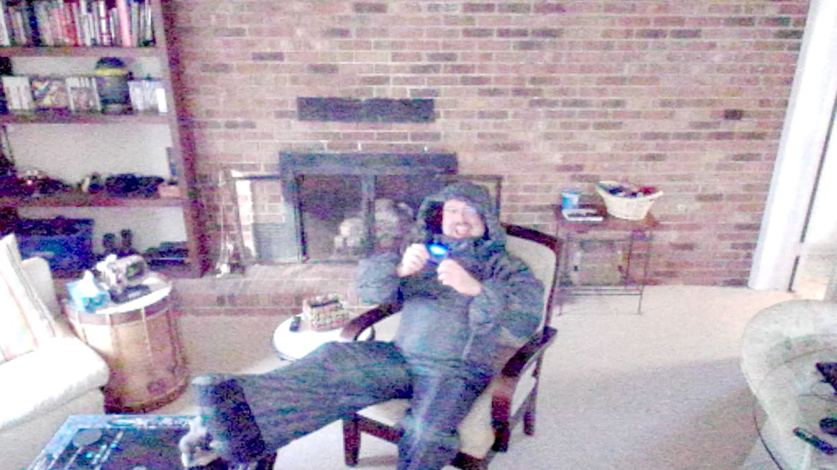 Owen Good in costume da sacco a pelo suona Rocket Punch