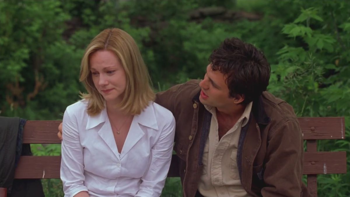 Potete contare su di me: Laura Linney e Mark Ruffalo seduti su una panchina si consolano a vicenda