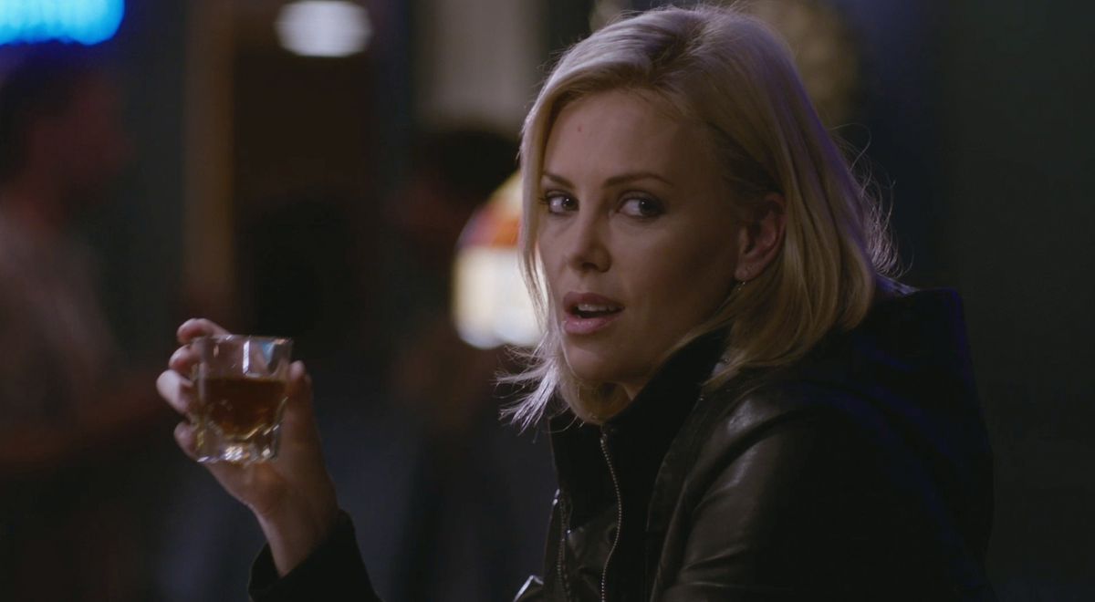 Young Adult: Charlize Theron sorseggia un whisky in un bar