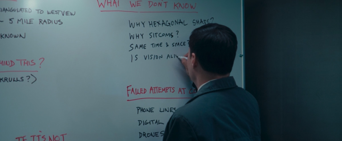 L'agente Jimmy Woo scrive un elenco di domande senza risposta su una lavagna in WandaVision.