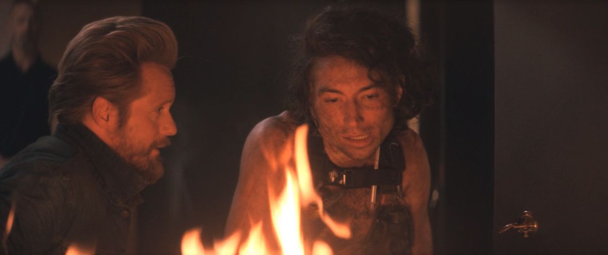 Ezra Miller nell'episodio 6 di The Stand parla con Randall Flag davanti all'incendio di una camera d'albergo