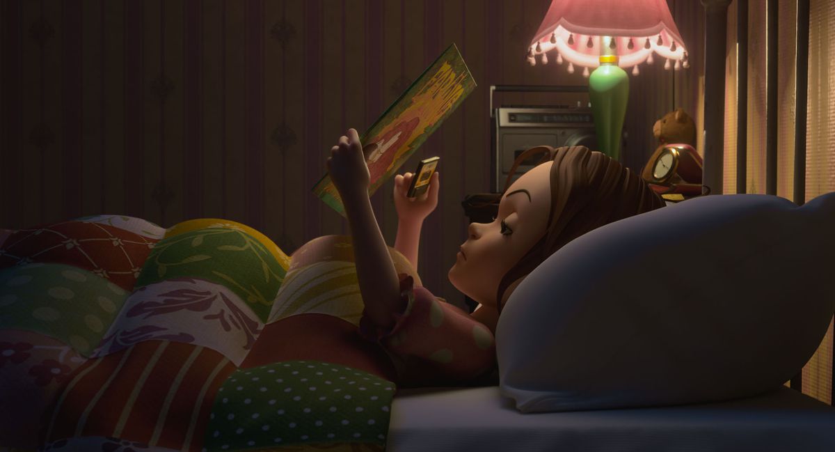 Earwig giace a letto leggendo un libro con la torcia