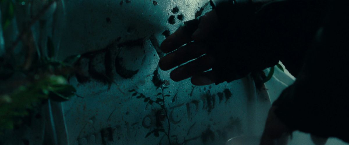 La mano di Aragorn spazza via il fogliame dalla lapide di sua madre nel taglio esteso de La Compagnia dell'Anello. 