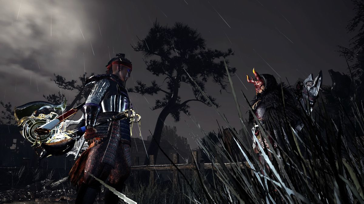 Il protagonista di Nioh 2 affronta un altro guerriero nell'oscurità