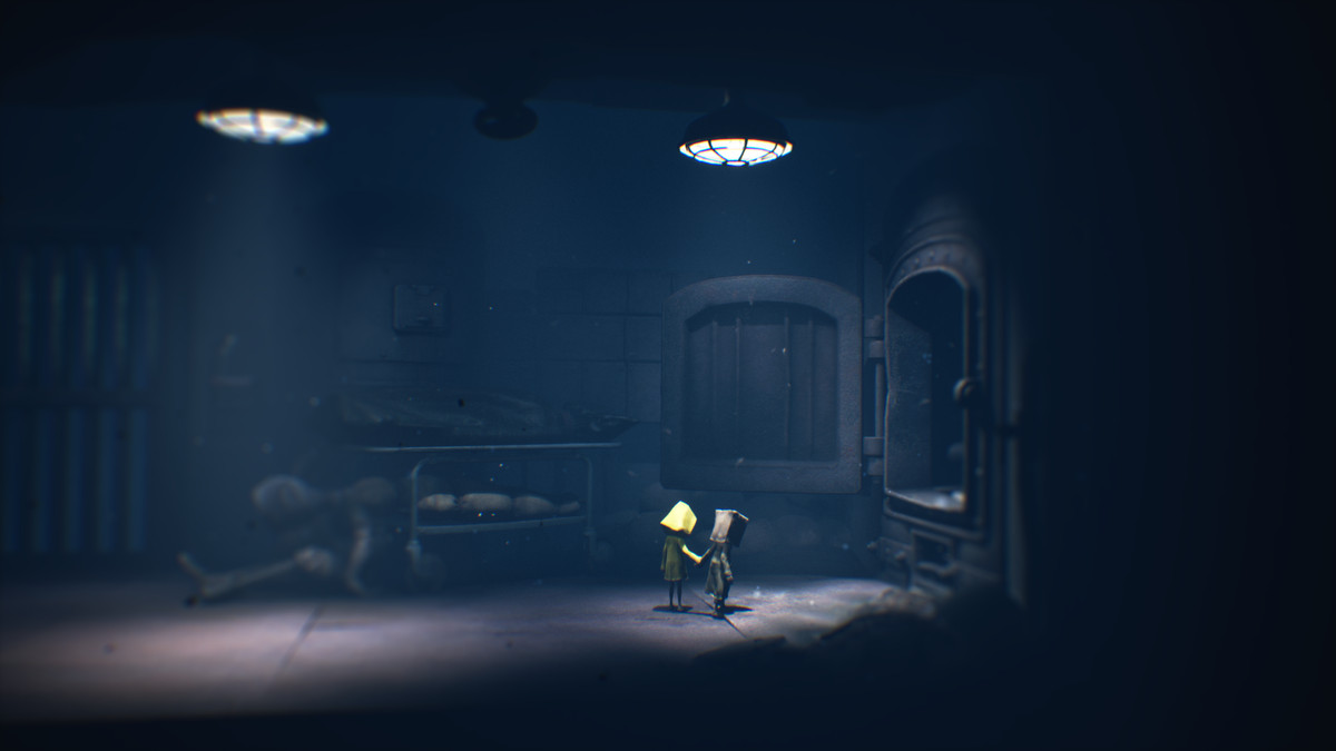 Sei e Mono si tengono per mano fuori da un inceneritore in Little Nightmares 2