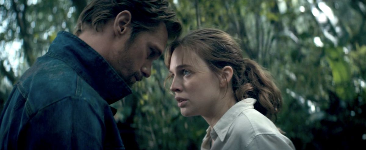 Flagg e Frannie si tengono vicini in una foresta nel finale di The Stand su CBS All Access