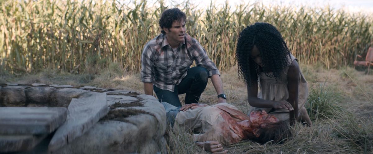 Una giovane ragazza nera tratta Frannie come Stu guarda