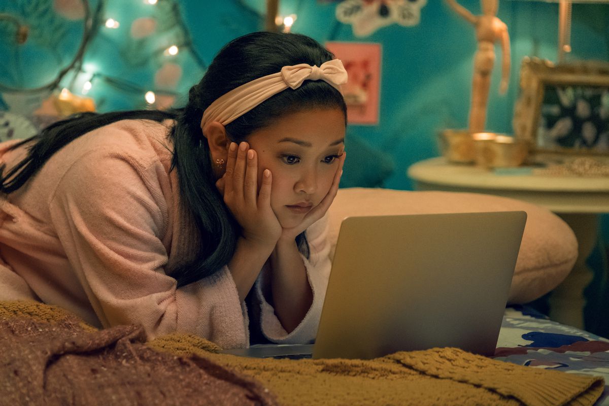 lara jean guarda il suo laptop