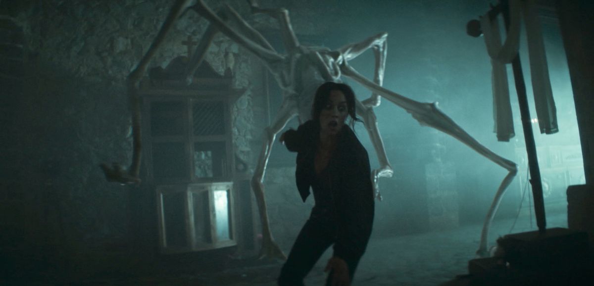 Una donna viene inseguita da un gigantesco mostro simile a un ragno in 30 monete