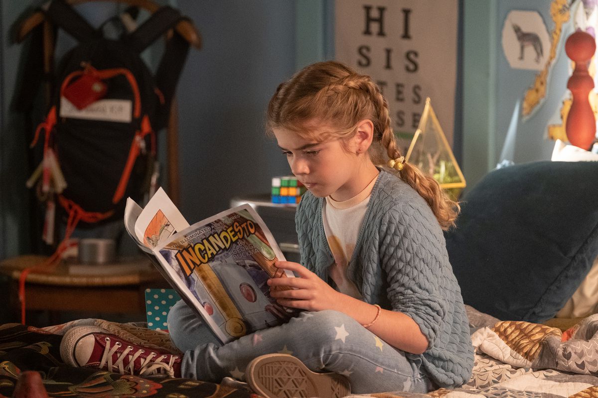 flora che legge un fumetto