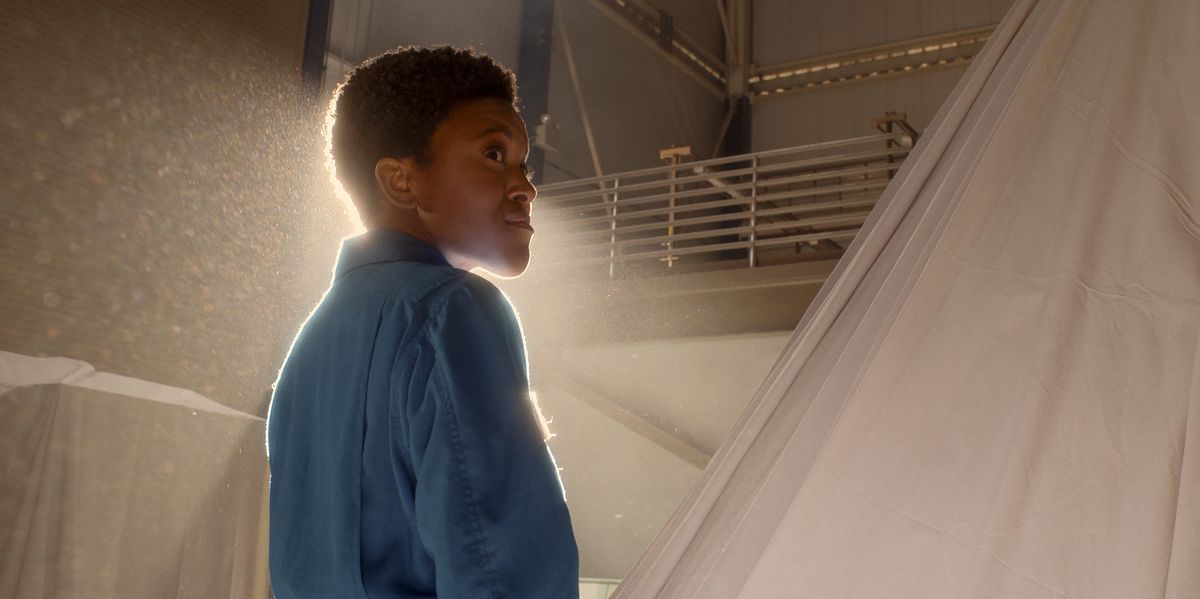 Krys Marshall si trova in uno spazio sterile di cemento bianco nella stagione 2 di For All Mankind