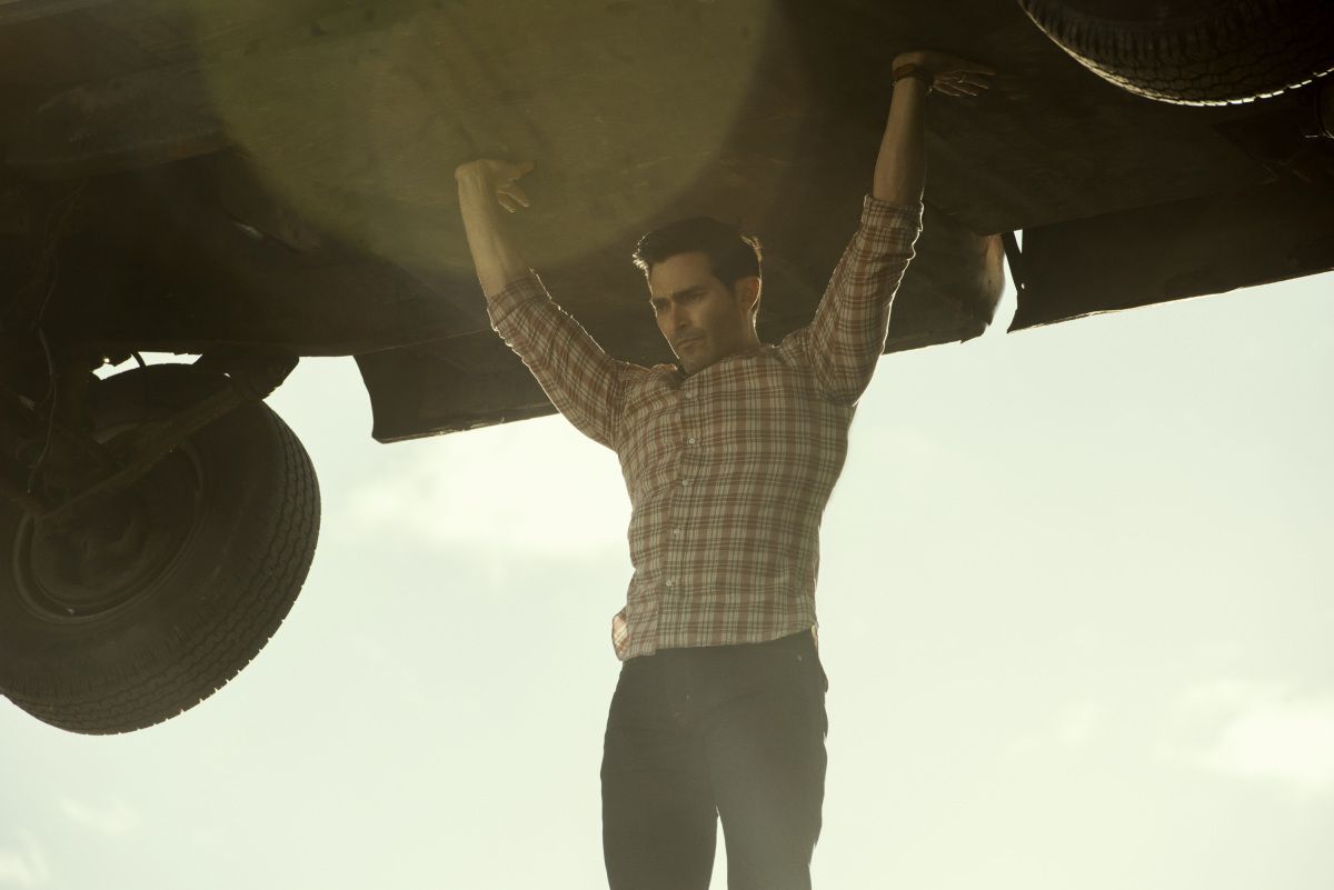 Tyler Hoechlin nei panni di Clark Kent regge un camion sopra la testa in Superman & Lois