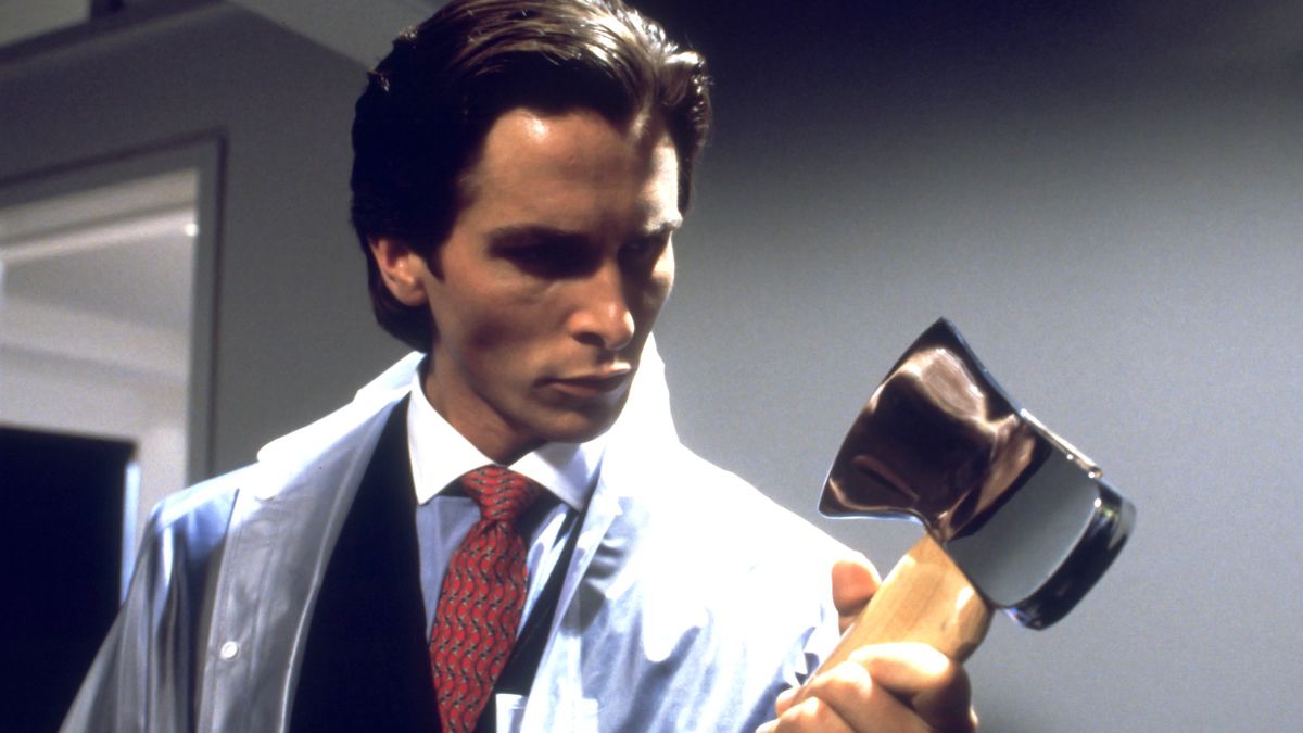 Patrick Bateman (Bale) tiene un'ascia.