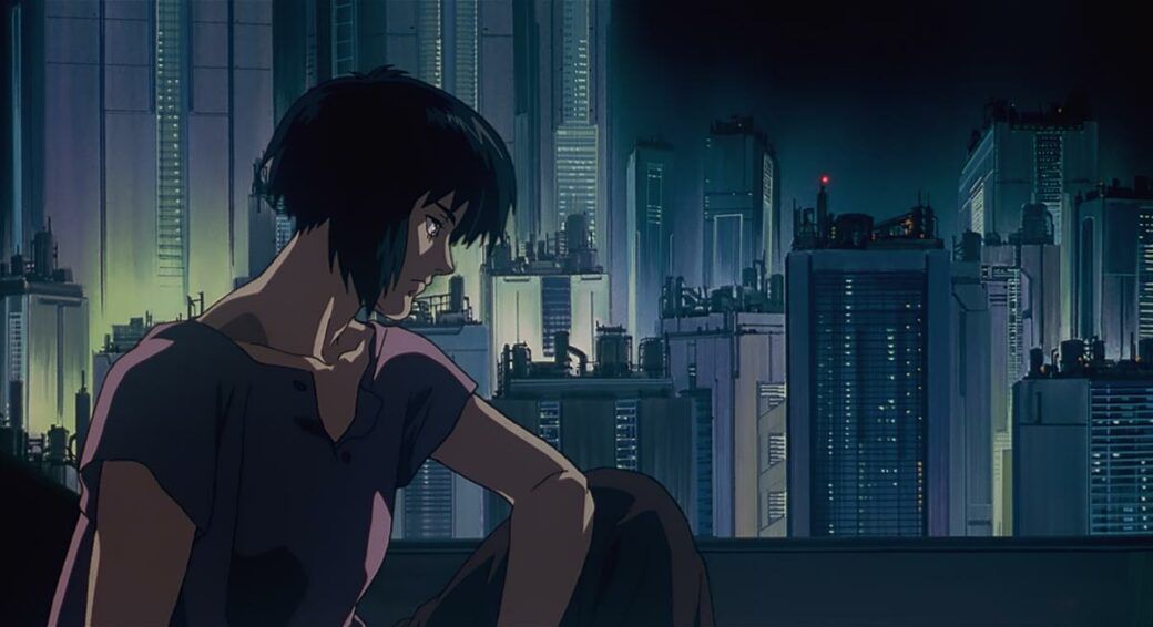 Motoko Kusanagi guarda l'oceano.