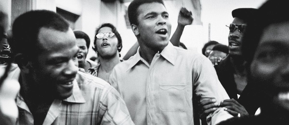 Muhammad Ali cammina per le strade di New York City con i membri del Black Panther Party nel settembre 1970.