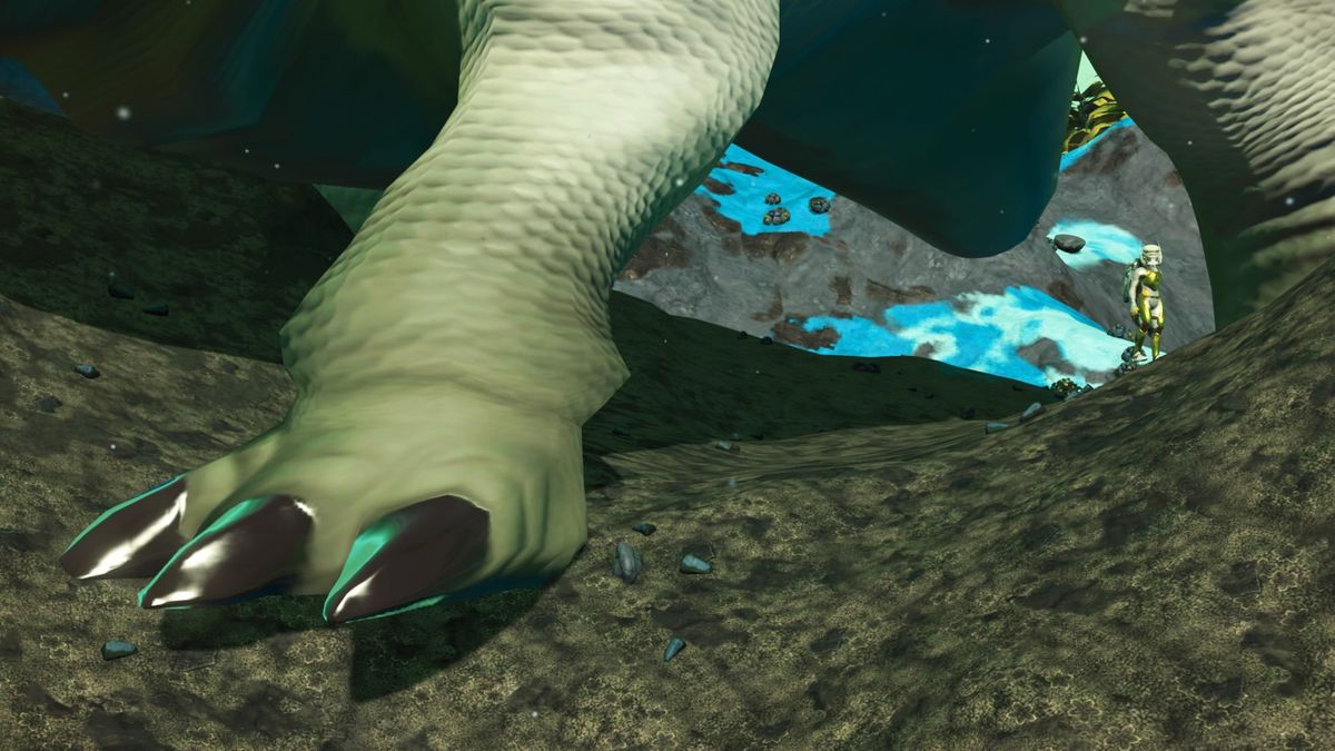 No Man's Sky - Un giocatore si trova accanto al piede di un dinosauro su una catena montuosa.