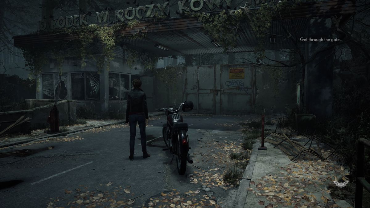 Marianne si trova di fronte a un edificio abbandonato e chiuso con un lucchetto in The Medium