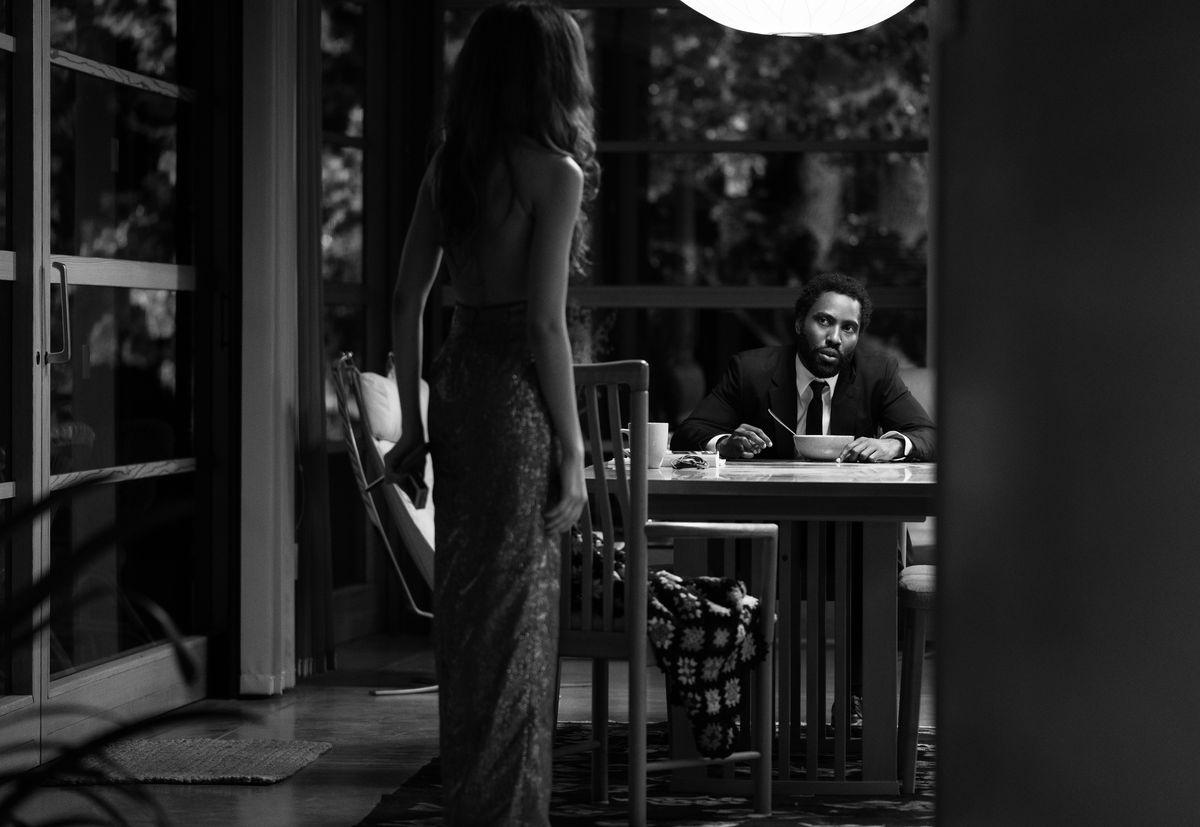 Zendaya, con le spalle alla telecamera, affronta un John David Washington seduto in Malcolm & Marie