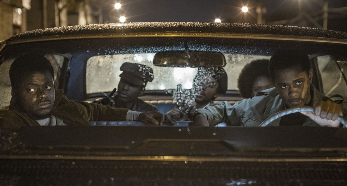 Lakeith Stanfield, Daniel Kaluuya e un gruppo di Pantere Nere in un'auto di notte in Giuda e il Messia Nero