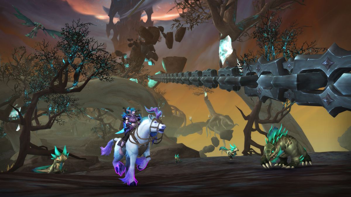 World of Warcraft: un giocatore, cavalcando un unicorno, attraversa la città di Korthia nelle Fauci.