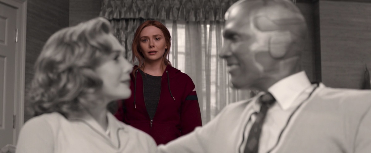 Wanda guarda Wanda e Vision in bianco e nero