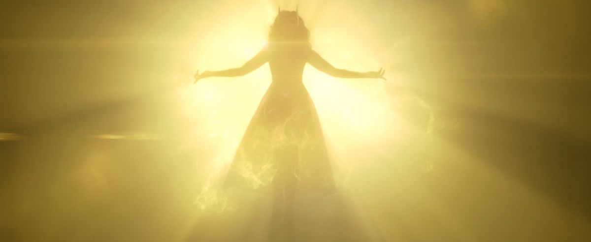 Scarlet Witch nel suo costume originale discende dalla luce della Gemma della mente in WandaVision