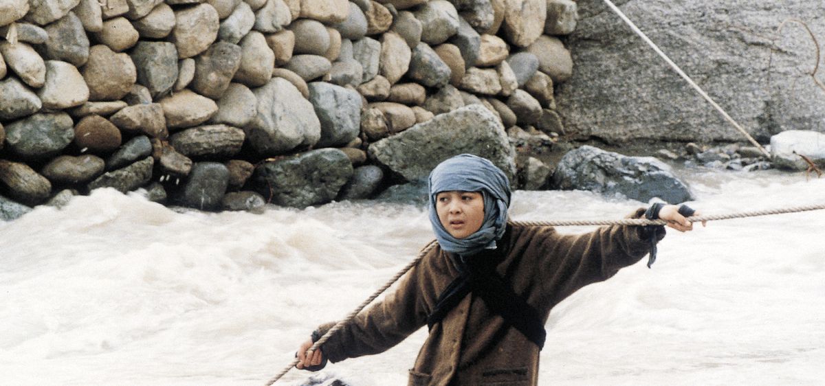 Lateef nel film Baran trasporta il cemento su una corda