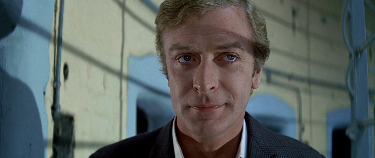 Michael Caine sorride in The Italian Job